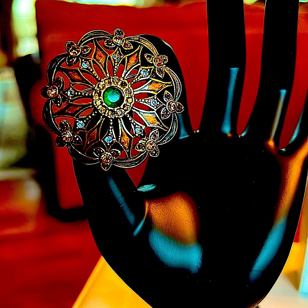 🔥RareVtg Monet Brooche.Striking ColorsOfEmeraldGreen, Amber& Rhinestones.InStyle